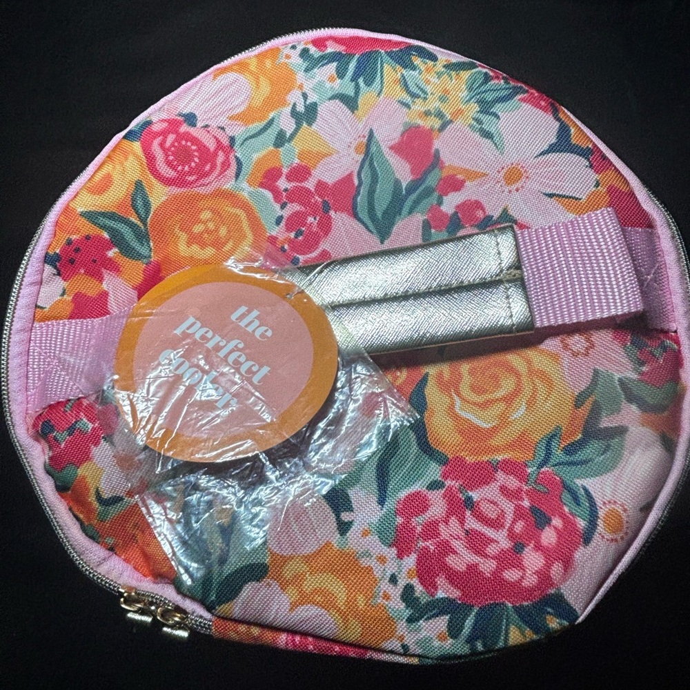 New with tag 
Soft sided cooler with adjustable strap 
Pink and gold in color.